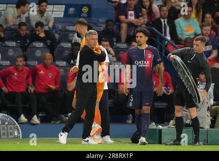 Christophe Galtier, direttore PSG e Marquinhos di PSG durante la partita Ligue 1 tra Paris Saint Germain e Clermont Foot al Parc des Princes, Parigi Foto Stock