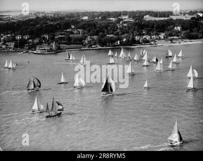 Gli Spinnakers hanno riempito Un duro seguito, Breeze riempie le vele di spinnaker di alcune delle 103 imbarcazioni degli Yachts da 5 a 25 tonnellate mentre si scuotevano prima del vento al largo dei core, isola di Wight, 9 luglio. Stavano prendendo parte alla gara Round the Island organizzata dall'isle of Night Sailing Club. 26 luglio 1949. (Foto di Associated Press Aerial) Foto Stock