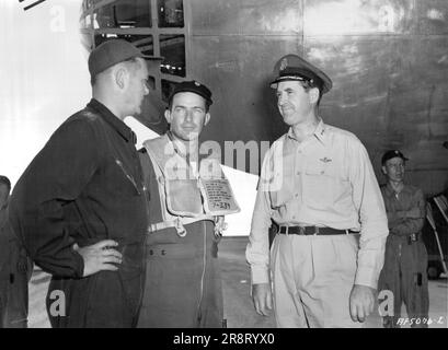 Il Gen. Walter C. Sweeney, Jr. (A destra) Wheeling, WO va., discute il volo di addestramento intercontinentale di un certo numero di bombardieri B-36 dopo l'arrivo Martedì dell'aereo in Estremo Oriente. Il generale Sweeney è comandante delle forze di comando aeree strategiche coinvolte in questo esercizio. A sinistra si trova il colonnello James V. Edmundson, Santa Monica, California, che è il comandante dell'ala. Al centro si trova il Lt. Col. F. C. Wright, Spokane, Washington, comandante dell'aereo principale B-36 che partecipa al volo non-stop. Agosto 26, 1953. (Foto di U.S. Air Force Photo). Foto Stock