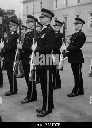 Duke of Kent Presents Arms - prova della Sovereign's Parade - il Duca di Kent (in primo piano centrale) presenta armi durante le prove quotidiane. Indossa l'uniforme blu cadetto. Il duca di Kent era uno dei cadetti ufficiali che prendevano parte alla Royal Military Academy, Sandhurst, fino ad oggi (lunedì) in una prova della Sovereign's Parade che si terrà lì il giovedì (5 agosto). Sarà la prima Sovereign's Parade a cui il Duca ha partecipato. La Regina sarà rappresentata alla cerimonia dal feldmaresciallo Visconte Montgomery. I principali ospiti sono tenuti a includere la Duchessa… Foto Stock