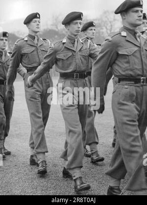 Duca tra i ranghi - il giovane Duca di Kent (al centro) passa in modo intelligente con la sua compagnia durante la Sovereign's Parade alla Royal Military Academy, Sandhurst, Surrey, fino ad oggi (giovedì). Il duca, che sta facendo dell'esercito la sua carriera, è un cadetto all'accademia. La sua compagnia era in parata, ma non partecipava alle cerimonie di passaggio. 11 febbraio 1954. (Foto di Reuterphoto). Foto Stock