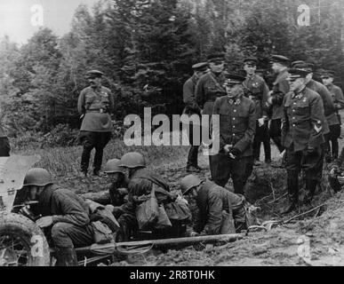 Maresciallo Timoshenko - Maresciallo Timoshenko (a destra, in primo piano) con il generale G. K. Zhukov (a destra) che guarda il lavoro dei pistoleri. Marzo 28, 1947. (Foto di stampa pittorica). Foto Stock