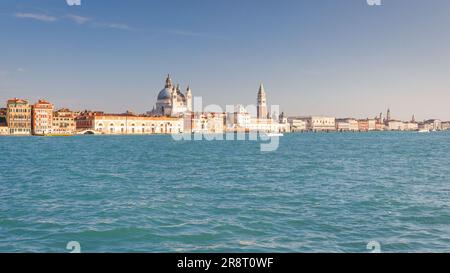 Il canale della Giudecca a Venezia con la basilica di Santa Maria della salute e San Mark's Campanile Tower, Italia, Europa. Foto Stock