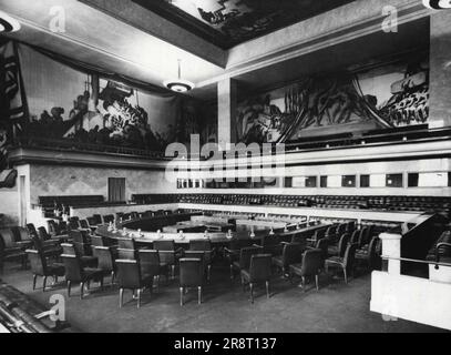Camera per i colloqui dei grandi cinque -- la camera del Consiglio al Pal ais des Nations, sede dell'Ufficio europeo dell'Organizzazione delle Nazioni Unite. Quando la conferenza asiatica Big Five si terrà al Palais in aprile, è possibile che le riunioni si svolgano in questa magnifica sala. Decorata dall'artista spagnolo Jose Maria Sert, la camera era il dono della Spagna quando il palazzo apparteneva alla società delle Nazioni. Dipinti di soggetti simbolici sono intorno alle pareti della camera d'oro e marrone. 8 marzo 1954. (Foto di United Press Photo). Foto Stock