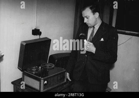 Registra il tuo programma radio preferito nella tua casa: Mr. E. H. Niblett, Technical and Works Director, che mostra il nuovo registratore per la casa. Un dispositivo con il quale gli ascoltatori possono registrare in modo permanente qualsiasi programma radiofonico nelle loro case e poi riprodurlo tutte le volte che lo desiderano è ora disponibile sul mercato. Un registratore a nastro magnetico, è dotato di un nastro particolarmente sensibile, che offre un tempo di riproduzione totale di 70 minuti, e può rilevare con facilità la voce umana o un concerto radio. Prodotto in quantità presso la fabbrica di Wright e Weaire, South Shields, fornisce lavoro per altri t… Foto Stock