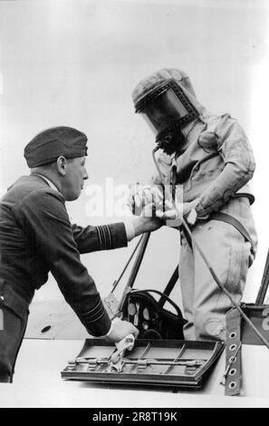 Più alto in un Airplane New World's Altitude record di British R.A.F.: Gli ultimi adeguamenti sono stati fatti al leader dello squadrone sigillato la tuta volante ossigeno prima della sua ascesa da record. Il Ministero dell'aria ha annunciato il record questa sera, settembre 29. Il leader dello Squadron F. R. D. Swain della Royal Air Force ha fatto un nuovo record mondiale di altitudine per aerei di 49.967 piedi qui oggi. Ha fatto il record su un monoplano Bristol. la più grande monoposto mai costruita. Indossava una tuta di volo sigillata appositamente costruita per l'ossigeno, in cui era possibile il libero movimento per i controlli. 19 ottobre 1936. (PH… Foto Stock