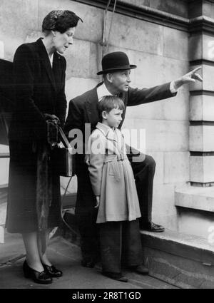 Battle of Britain Day -- Maresciallo della Royal Air Force Lord Tedder con sua moglie e anche il figlio di un anno Richard sul tetto del Ministero dell'aria. Una folla di persone importanti si è riunita oggi sul tetto del Ministero dell'aria per guardare la Battaglia di Gran Bretagna Day volare oltre. L'uragano, che negli anni precedenti ha condotto il volo passato, è stato oggi accompagnato da un Spitfire. Settembre 15, 1953. (Foto di sera immagine standard). Foto Stock