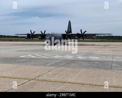 Westhampton Beach, New York. 21/06/2023, HC-130J Combat King II in attesa per il decollo, 21 giugno 2023 presso F.S. Gabreski ANGB a Westhampton Beach, New York. Il C-130J e il suo equipaggio stanno assistendo la guardia costiera nella ricerca del sommergibile scomparso mentre si tuffano vicino al relitto del Titanic. ( STATI UNITI Air National Guard foto del capitano Cheran Campbell) Credit: Jeremy Hogan/Alamy Live News Foto Stock