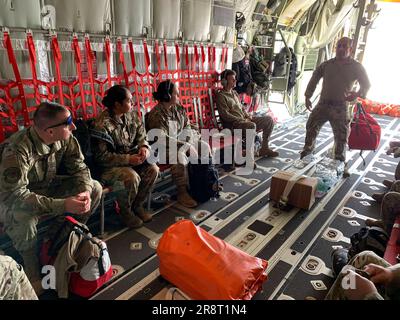 Westhampton Beach, New York. 21/06/2023, STATI UNITI Air Force National Guardsmen con il 106th Rescue Wing ascoltando le istruzioni impartite dal C-130J Combat King II loadmaster Tech. Sgt. Steven Benza 21 giugno 2023 presso F.S Gabreski Air National Guard base, Westhampton Beach, New York. Gli avieri si stavano preparando ad essere degli scanner per il sottomarino Titan scomparso a sostegno della Guardia Costiera. (STATI UNITI Foto della Guardia Nazionale dell'Aeronautica di Capt Campbell) Credit: Jeremy Hogan/Alamy Live News Foto Stock