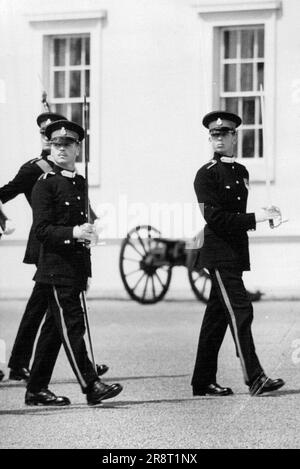 Il Duca di Edimburgo alla Royal Military Academy - H.R.H. Il Duca di Kent (sulla destra) ora completamente guarito dal suo recente incidente d'auto, guidando una sezione durante la marcia del passato. Il duca presto lascerà Sandhurst per assumere un incarico nei Royal Scots Greys. H.R.H. Il duca di Edimburgo saluta alla Sovereign's Parade tenutasi presso la Royal Military Academy di Sandhurst. 28 luglio 1955. (Foto di Sport & General Press Agency, Limited). Foto Stock