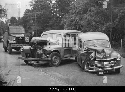 Duke of Kent in Car Crash - la scena sulla strada di Londra vicino ***** , Berkshire, oggi (domenica) dopo che la Hillman sparando freno a destra, guidata dal Duca di Kent, era stata in collisione con la Ford V8 a sinistra. Il duca fu portato a St. L'ospedale di Peter, Chertsey, si crede soffra di gravi commozione cerebrale e lesioni alla testa. Si dice che il Duca stesse guidando verso Londra in quel momento e l'altra auto che viaggiava nella direzione opposta. Il duca di Kent ha subito gravi lesioni alla testa in questa frantumazione nel Berkshire. Il suo freno di tiro è a destra. 20 giugno 1954. (Foto di Reut… Foto Stock