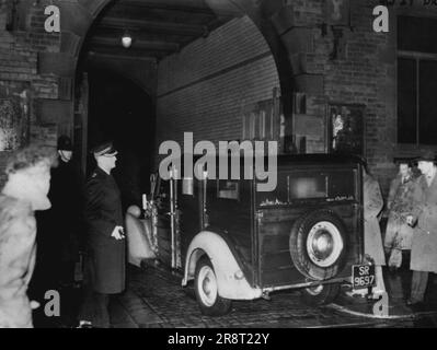 Stone è contrabbandata di notte - la pietra dell'incoronazione, è stata rimossa segretamente da una cella di Forfar, Angus, stazione di polizia durante la notte e portata al quartier generale della polizia di Glasgow. Ha fatto il viaggio di 120 miglia dietro un freno a fuoco a metà spruzzo. Una macchina nera della polizia, usata come esca, viaggiava ***** E' vero. Due auto della polizia di Glasgow lo aspettarono al confine della città e la scortarono al quartier generale. Il freno d'arma che entra nel quartier generale della polizia di Glasgow con la pietra dell'Incoronazione. 12 aprile 1951. (Foto di Paul Popper Ltd.). Foto Stock