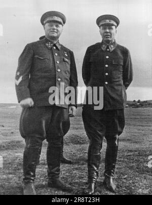 Maresciallo Timoshenko - Timoshenko (a destra) con il generale K. Meretskov, membro del suo staff generale. Marzo 28, 1947. (Foto di stampa pittorica). Foto Stock