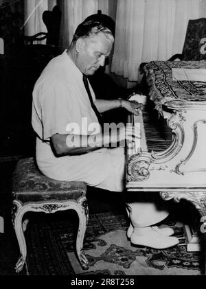 Il pianista Tito vuole musica 'ottimista' -- il presidente Josip Broz Tito della Jugoslavia che di recente ha suonato il suo grande pianoforte. Foto ricevuta da Belgrado oggi 17 maggio. Il presidente Josip Broz Tito, a sua volta pianista di successo, ha consigliato ai musicisti jugoslavi di tenere il jazz a pedale e di comporre invece brani "ottimisti" che riflettono lo sviluppo del paese. "La musica jazz non rispetta il nostro carattere e il nostro recente" ha detto Tito ai musicisti al secondo Congresso dei musicisti jugoslavi di recente. 17 maggio 1953. (Foto di Associated Press Photo). Foto Stock