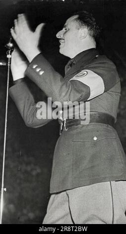 ***** Tranquillo alle riunioni del Big London Fascist Uno studio caratteristico Sir Oswald Mosley che si rivolge all'incontro di Bethnal Green stasera. Sir Oswald Mosley, leader degli inglesi ***** Unione dei fascisti, affrontati due grandi ***** Incontri aerei a Londra questa sera ***** Limehouse e Bethnal Green. Anche se ***** elaborate precauzioni sono state prese dal ***** in preparazione per eventuali scontri ***** Fascisti e comunisti no ***** si è verificato. 14 ottobre 1936. (Foto di Kosmos Press Bureau (Aust.)). Foto Stock