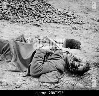 Soldato morto della Carolina del Sud a Trench, Petersburg, Virginia, USA, T.C. Roche, aprile 1865 Foto Stock