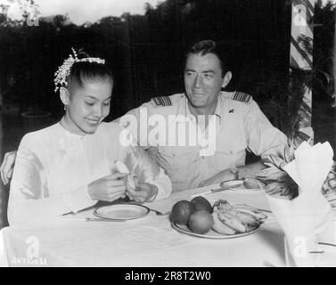 Vinci min Than e la sua co-star Gregory Peck, che appaiono nel film di J. Arthur Rank senza baci, la pianura viola. Agosto 6, 1954. (Foto di J. Arthur Rank Organisation Ltd.). Foto Stock