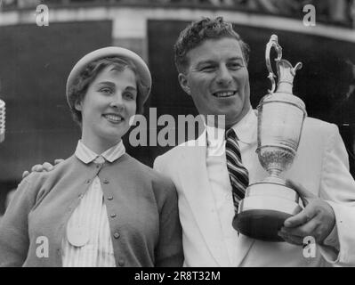 Thomson of Australia vince il Loren - Peter Thomson professionista australiano di Melbourne, con la moglie 22enne Lois, e il trofeo dopo aver vinto il British Open Golf Championship al campo Royal Birkdale, Southport, Lancashire, oggi (venerdì). Thomson , che avrà 25 anni il mese prossimo, ha vinto per un colpo con un totale di 283. Ci sono state emozionanti battaglie a quattro uomini nel round finale. Questa è la prima vittoria di Thomson in un torneo importante. 9 luglio 1954. (Foto di Reuterphoto) Foto Stock