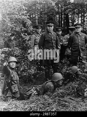 Maresciallo Timoshenko - il Maresciallo e Generale K. Meretskov (a destra) ascoltando la relazione del comandante della truppa di un'unità di ricognizione. Novembre 7, 1942. (Foto di stampa pittorica). Foto Stock