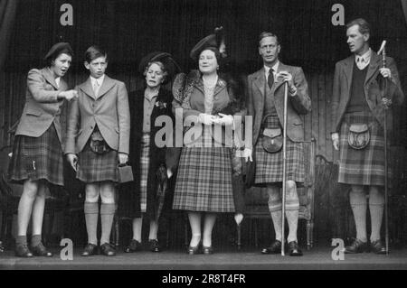 Il re e la regina assistono all'incontro di Braemar - da sinistra a destra: Principessa Alexandra di Kent, duca di Kent, marchesa di Aberdeen e Temair, H. M.. La Regina (indossa una gonna di Hunting Stet Tartan con giacca in tweed blu scuro), H.M.The King, sempre nelle Highland, vestito, e il Capitano Alwyne A. Compton, di Invercauld, che guarda i Giochi. Il re e la regina - in vacanza in Scozia - hanno partecipato al Braemar Gathering, il famoso incontro sportivo scozzese e che quest'anno ha attirato quasi 30.000 spettatori, tra cui molti visitatori provenienti dall'estero. 9 settembre 1948. (Foto di Sport & General Press Agency… Foto Stock