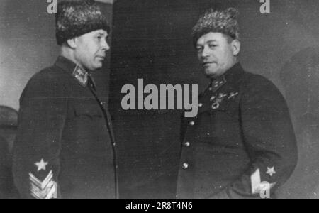 Il maresciallo S. K. Timoshenko (Comandante capo della direzione sud-occidentale ed Eroe dell'Unione Sovietica) e il tenente generale F. Z. Kostenko, Comandante del fronte sud-occidentale. Novembre 26, 1942. (Foto di Sovfoto). Foto Stock