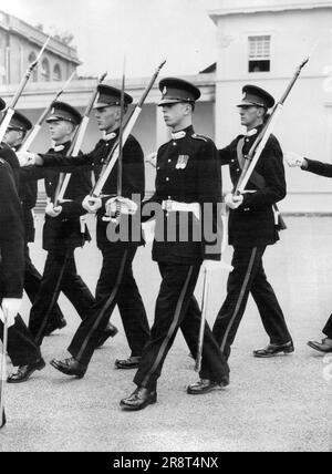 Il duca di Kent nella Sovereign's Parade Rehearsal - ora recuperato dal suo recente incidente d'auto, il duca di Kent marcia in parata con la spada estratta alla Royal Military Academy Sandhurst oggi (lunedì). Stava prendendo parte a una prova per la Sovereign's Parade di giovedì, durante la quale passerà con una commissione come sottotenente al e del suo corso di formazione di due anni. Un incontro di 600 cades di Sandhurst passerà alla parata, che sarà presa dal Duca di Edimburgo. 25 luglio 1955. (Foto di Reuterphoto). Foto Stock