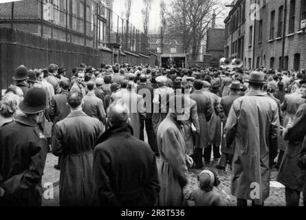 L'ex leader fascista apre una nuova campagna Una vista generale che mostra l'incontro in corso. Sir Oswald Mosley, ex capo della ***** British Union of Fascists ed è ora ***** Del movimento sindacale ha aperto una nuova campagna quando ha affrontato un'Unione aperta ***** Incontro a Bethnel Green, a est di Londra. 4 maggio 1955. (Foto di Sport & General Press Agency Limited). Foto Stock