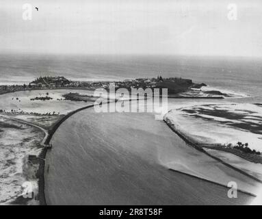 Punta il pericolo, guardando verso est sul Tweed verso il Pacifico. Le mura di contenimento costruite lungo le rive del fiume sono prominenti in questa vista aerea. Novembre 07, 1950. (Foto di E.W. Sier). Foto Stock