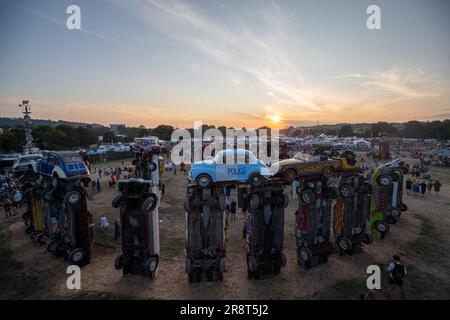 Pilton, Regno Unito. Giovedì 22 giugno 2023. Glastonbury Festival, Carhenge rinasce in Williams Green, creato da Joe Rush© Jason Richardson / Alamy Live News Foto Stock