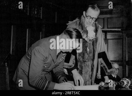 Tedder riceve la libertà di ***** Dove si recò a scuola -- Maresciallo della Royal Air Force Lord Tedder firmando il Roll of Honorary Freemen al Municipio di Croydon, seguito dal Sindaco di Croydon, Consigliere James Marshall, Giustizia della Pace. Il maresciallo della Royal Air Force Lord Tedder, vice del generale Dwight Eisenhower, comandante supremo delle forze di spedizione alleate, durante la guerra e ora capo del personale aereo britannico, ricevette la libertà del comune di Croydon, vicino a Londra, in una cerimonia nel Municipio di Croydon. Settembre 26, 1946. Foto Stock