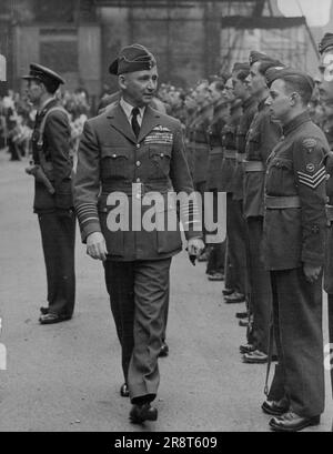 Lord Tedder riceve City Freedom -- Lord Tedder che ispeziona una guardia d'onore formata da cadetti di No. 296, Stoke Newington e 793, St. Scuola di grammatica di Olave, A.T.C. Squadroni presso la Lanision House a-day (Martedì). La libertà della città di Londra era oggi (martedì) conferito al maresciallo della Royal Air Force Lord Tedder Capo dello staff aereo e vice comandante supremo della forza di spedizione alleata. In una carrozza aperta Lord Tedder ha guidato dai tribunali attraverso le strade della città alla Guildhall per ricevere la libertà, e poi alla Casa Mansion. 28 maggio 1946. Foto Stock