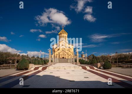 Georgia, Tbilisi - 28 marzo 2022: Veduta della Santissima Trinità, chiesa di Sameba a Tbilisi. Foto Stock