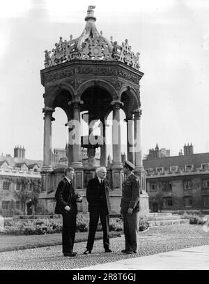 Di fronte alla Fontana nel famoso Quadrangle del Trinity College: Prof. G.M. Trevelyan (centro) con il Sig. P.W. Duff, tutor della Trinity (a sinistra) e visitatore americano, Sergente L.J. Wooster (di Fulton, N.Y.). Marzo 28, 1947. Foto Stock