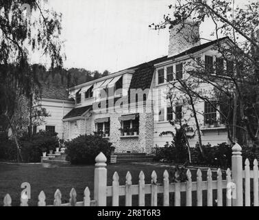 Clark Gable Home è stato rimodellato. Il rimodellamento affrettato dell'Encino Home dell'attore Clark Gable, mostrato sopra, ha causato speculazioni tra la gente di Filmland circa il motivo. È stato ampiamente accennato che Gable e l'attrice Carole Lombard progettano di sposarsi nel prossimo futuro; e in caso di matrimonio, possono occupare questa villa in stile meridionale, ora in fase di lavoro. 25 marzo 1939. (Foto di Acme). Foto Stock