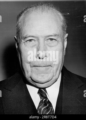 Myron Charles Taylor -- avvocato, nato: Lyons, N.Y., 18 gennaio 1874, Istruito: LL.B., Cornell Univ., 1894. Presidente del comitato finanziario, Stati Uniti Steel Corp., 1927-34; presidente del Consiglio di amministrazione e amministratore delegato, 1932-38; (ora direttore e membro del comitato finanziario) membro Industrial Advisory Board, National Recovery Administration, 1933-35 ambasciatore speciale degli Stati Uniti e presidente della conferenza Evian sui rifugiati politici, 1938; Vicepresidente Comitato intergovernativo per i rifugiati politici, 1938-44 rappresentante personale del presidente presso il Papa, 1939-presidente, Consiglio di amministrazione, soccorso americano... Foto Stock