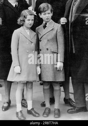 La regina saluta nel marzo passato del Women's Royal Naval Service a Londra - il principe Edoardo e la principessa Alexandra, i due figli maggiori del defunto duca di Kent e della duchessa di Kent, guardando il passato della marcia a Buckingham Palace. La regina saluta una parata e marcia oltre i 1.500 membri del Women' Royal Naval Service di Londra. Questa fu la prima grande parata cerimoniale del servizio, e faceva parte delle celebrazioni del quarto compleanno come la formazione riinaugurata di questa guerra. 11 aprile 1943. Foto Stock