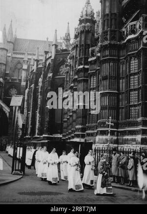 Il clero dell'Abbazia di Westminster in processione fino ad oggi prima di un servizio per lanciare la settimana di Save the Abbey. Sono visti lasciando l'angolo del poeta. Novembre 15, 1953. (Foto di Daily Mail Contract Picture). Foto Stock