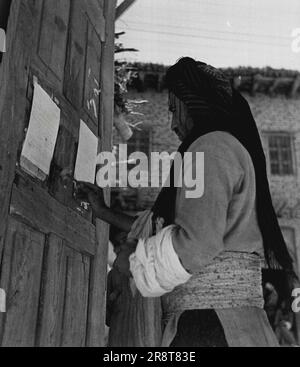 Kurdistan - punto di pericolo di Medio Oriente -- anche se poche persone possono leggere, le comunicazioni dal governo Iraqui sono incollate sulle porte in ogni villaggio curdo all'interno dei confini dell'Iraq. Agosto 19, 1949. (Foto di stampa pittorica). Foto Stock