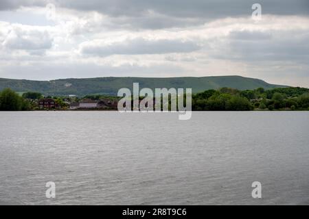 ARLINGTON, INGHILTERRA - 21 MAGGIO 2023: Bacino idrico di Arlington su un nuvoloso pomeriggio primaverile, East sussex, Inghilterra Foto Stock