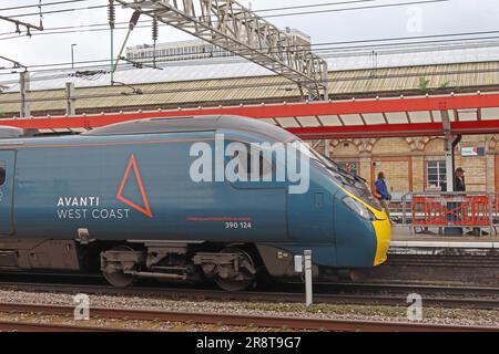 Servizio Avanti West Coast, 390124 EMU, Pendolino , presso la stazione ferroviaria di Crewe, Nantwich Road, Crewe, Cheshire, Inghilterra, REGNO UNITO, CW2 6HR Foto Stock