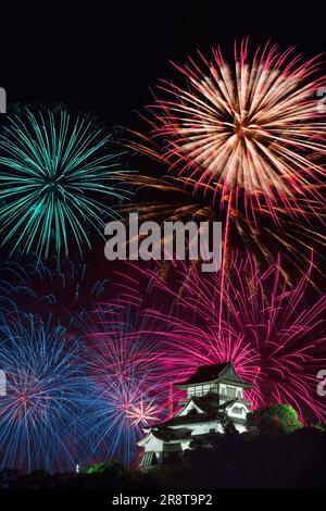 Castello di Inuyama e fuochi d'artificio Foto Stock