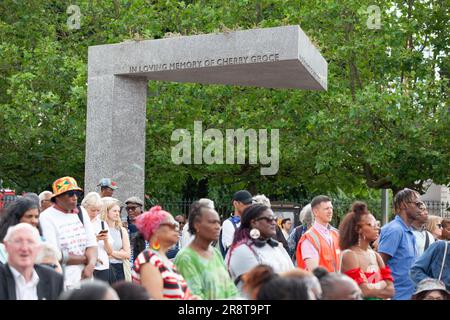 Londra, Regno Unito. 23rd giugno, 2023. Una processione attraverso Brixton, poi discorsi e spettacoli in Windrush Square, ha segnato il 75th° anniversario dell'attracco dell'Impero Windrush a Tilbury. Il memoriale di Cherry Groce ricorda il trattamento iniquo che la comunità nera ha spesso ricevuto in questo paese. Credit: Anna Watson/Alamy Live News Foto Stock