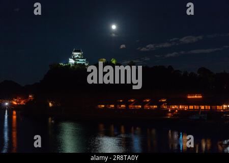 Castello di Inuyama sotto la luna piena Foto Stock