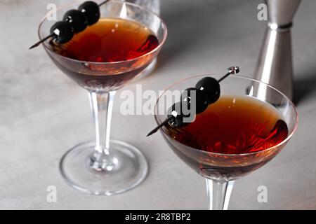 Manhattan cocktail bourbon o whisky di segale, vermouth dolce e amarene, ciliegie come guarnigione Foto Stock