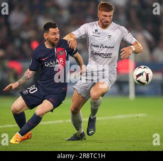 Lionel messi di PSG e Maximiliano Caufriez (in prestito da Spartak Mosca) di Clermont durante la partita Ligue 1 tra Parigi Saint Germain e Clermo Foto Stock