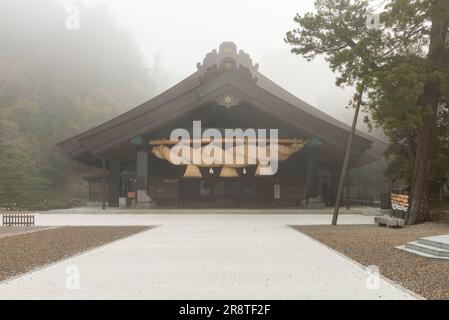 Sala Kaguraden Kagura del santuario Izumo Taisha avvolto nella nebbia mattutina Foto Stock