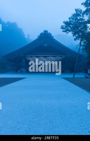 Sala Kaguraden Kagura del santuario Izumo Taisha avvolto nella nebbia mattutina Foto Stock