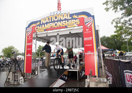 Oak Ridge, Tennessee, USA. 22 giugno 2023. USA Cycling Time Trial National Championships, Oak Ridge, Tennessee, USA. 22 giugno 2023. Il primo pilota esce dalla cabina di partenza ai campionati nazionali USPRO Time Trial. Crediti: Casey B. Gibson/Alamy Live News Foto Stock