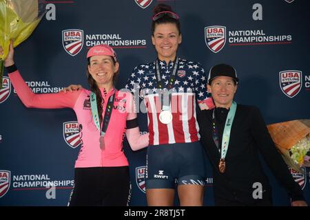 Oak Ridge, Tennessee, USA. 22 giugno 2023. USA Cycling Time Trial National Championships, Oak Ridge, Tennessee, USA. 22 giugno 2023. Il podio femminile dei campionati nazionali a cronometro, da sinistra a destra, Lauren Stephens in seconda, Chloe Dygert in prima e campionessa nazionale, e Amber Neben in terza. Crediti: Casey B. Gibson/Alamy Live News Foto Stock