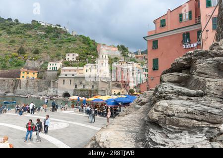 Vernazza Italia - aprile 25 2011; pittoresco villaggio europeo delle cinque Terre e popolare meta turistica. Foto Stock